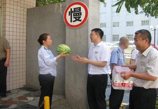 酷暑高温送清凉  真情慰问感人心-易彩堂官网
