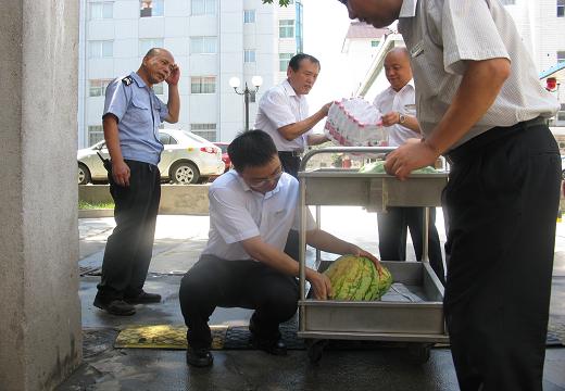 酷暑高温送清凉  真情慰问感人心-易彩堂官网