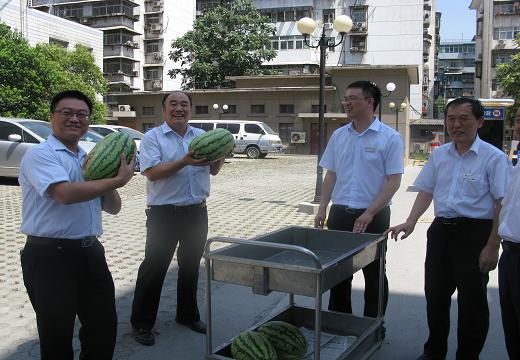 酷暑高温送清凉  真情慰问感人心-易彩堂官网