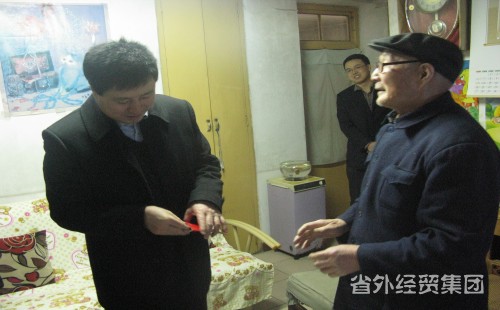 省国资委副主任周书年慰问止园饭馆难题老党员-易彩堂官网