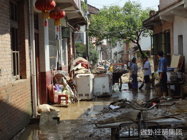 集团所属汉建总丁永忠总司理赴牟家坝探望遭受暴雨洪灾职工-易彩堂官网