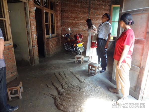 集团所属汉建总丁永忠总司理赴牟家坝探望遭受暴雨洪灾职工-易彩堂官网