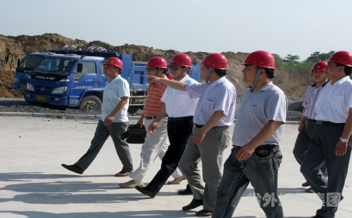 刘耀华董事长检查我集团承建的在渭南陕西省中央级救灾物资储备库事情-易彩堂官网