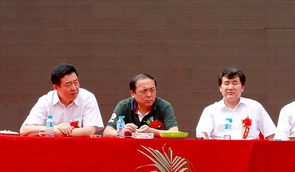 我公司承建的西安长丰园小区11号楼主体工程举行封顶仪式-易彩堂官网