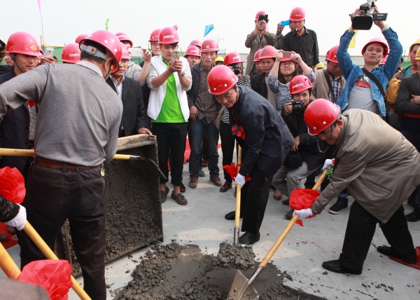 集团所属建设一公司承建的旭景崇盛园二期13#楼主体封顶仪式于今日举行-易彩堂官网