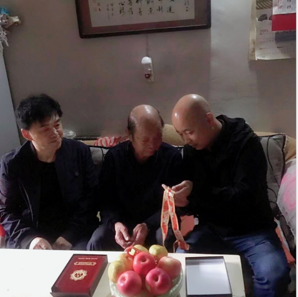 泰烜建设党委代表集团走访慰问开国前离退休老同志并发放“庆祝中华人民共和国建设70周年”纪念章-易彩堂官网