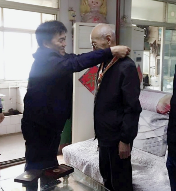 泰烜建设党委代表集团走访慰问开国前离退休老同志并发放“庆祝中华人民共和国建设70周年”纪念章-易彩堂官网