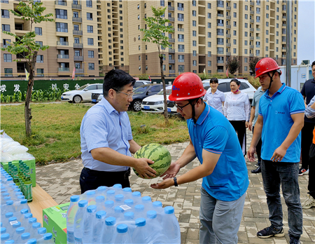 7月5日，，集团公司党委副书记、总司理惠宏军带队赴咸阳市秦都区马泉新家园三标段项目、兴平四序花园三期项目开展“送清凉”慰问活动，，并检查防暑降温及清静生产事情情形 (2)_副本.jpg