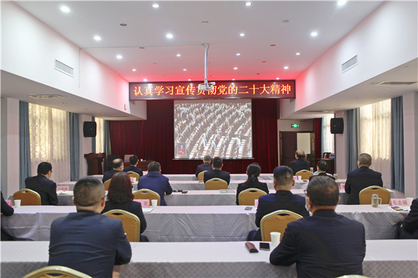 易彩堂官网经贸集团组织寓目党的二十大开幕_副本 (2).jpg